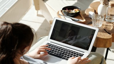 京東自營與京東國際的差別：商品品質(zhì)及物流配送。